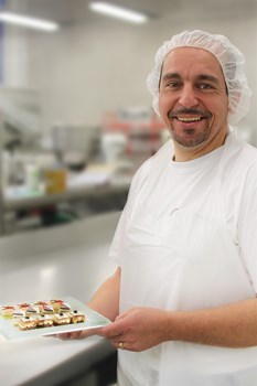 Yannick Massy : Verantwortlicher Konditorei - EFZ als Bäcker-Konditor und Konditor-Confiseur, Experte für die Lehrabschlussprüfungen, Ausbildungsverantwortlicher in der Fabrikation und seit 1995 bei Zenhäusern